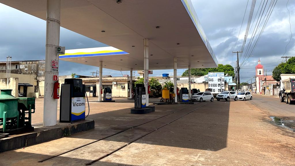 Bombas de combustível do Posto Vicom sob a cobertura, com o logotipo azul e amarelo