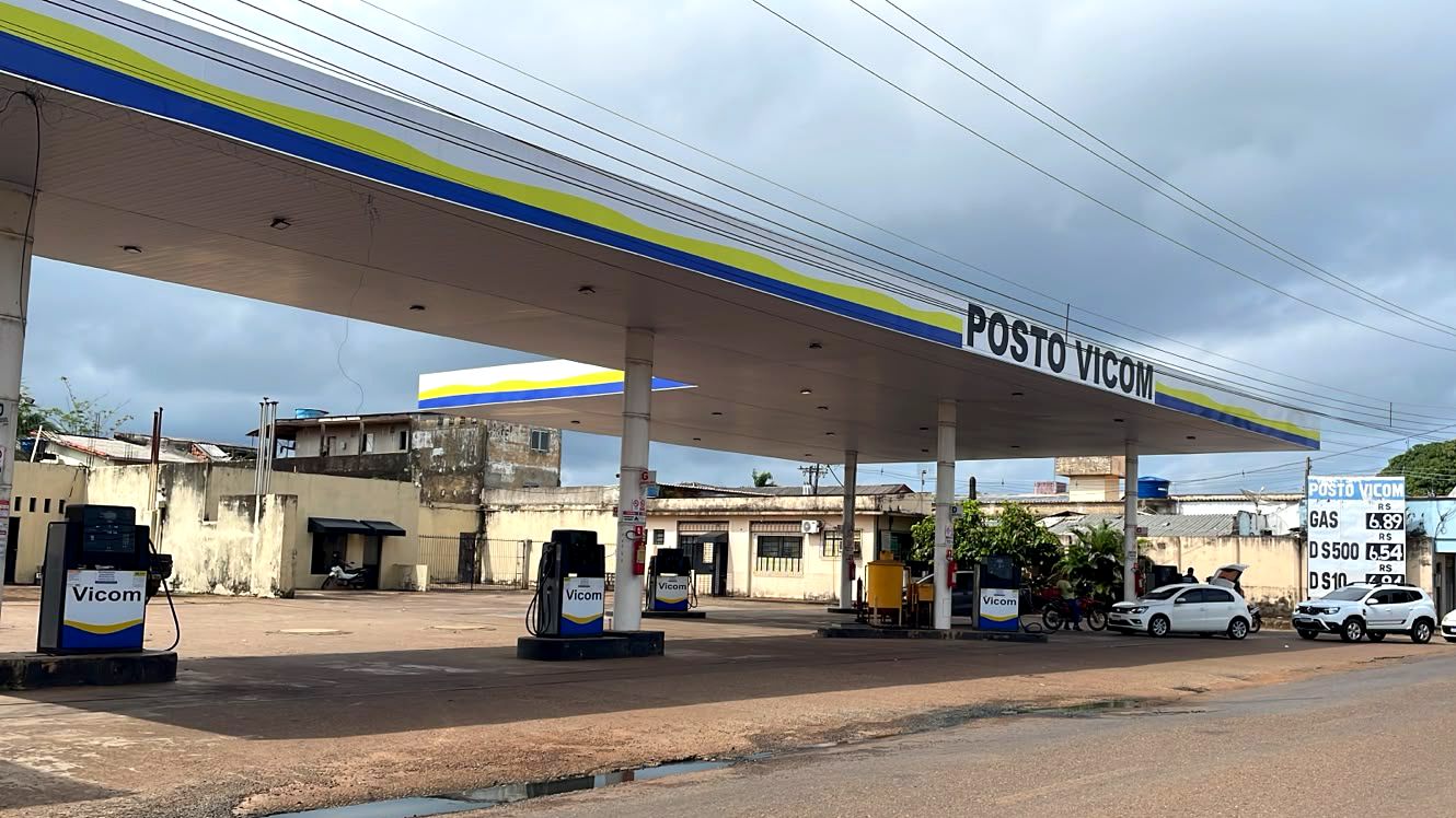 Pista do Posto Vicom com o letreiro POSTO VICOM na cobertura, em Altamira