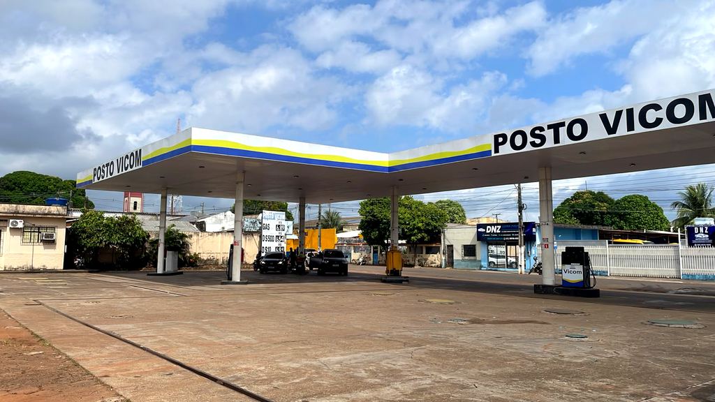 Posto Vicom em dia de sol, visto da rua, com a pista livre